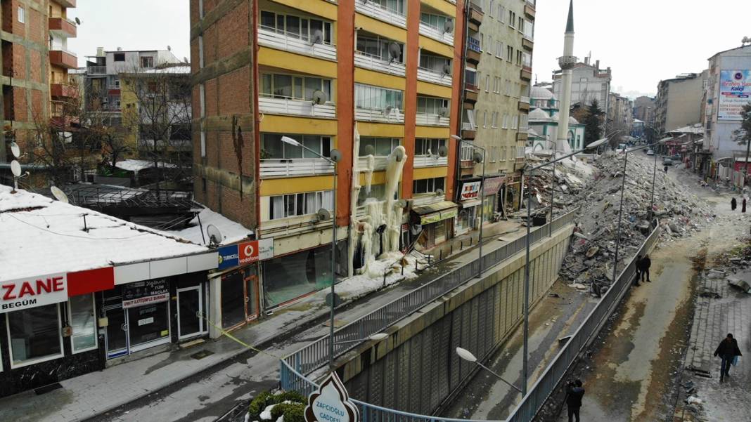 Hasarlı binayı görenler cep telefonlarına sarıldı! Hayrete düşüren manzaranın nedeni daha sonra anlaşıldı 8